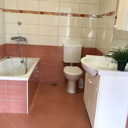 Apartment Antisa - 70 M From Beach Baska Voda